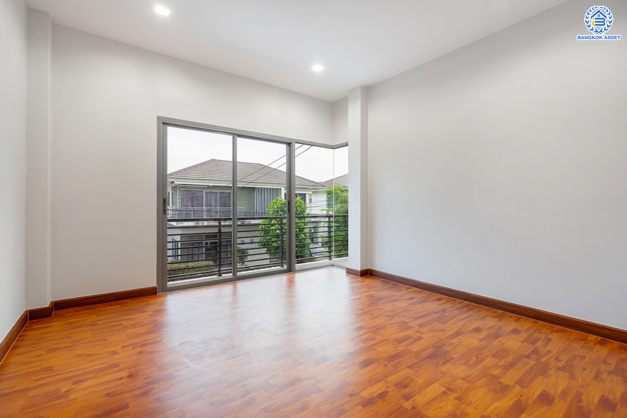 บ้านมือสองตกแต่งใหม่ ม.เพอร์เฟคเพลส แจ้งวัฒนะ บ้านเดี่ยวหลังใหญ่ เนื้อที่ 61.9 ตร.ว. ฟังก์ชัน 3 ห้องนอน 4 ห้องน้ำ 1 ห้องแม่บ้าน จอดรถได้ 2 คัน รองรับทุกการอยู่อาศัย บนทำเลศักยภาพ ใกล้เซ็นทรัลแจ้งวัฒนะ ทางด่วน และรถไฟฟ้าสายสีชมพู "สถานีแยกปากเกร็ด"